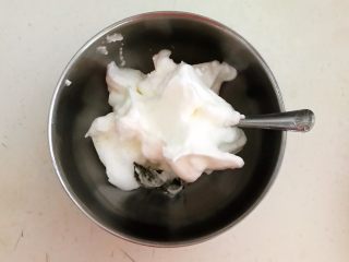 19、茶香戚风蛋糕,把1/3蛋白加入到抹茶粉里