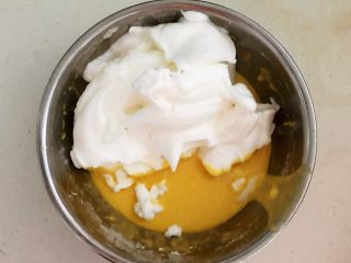 21、茶香戚风蛋糕,把2/3的蛋白分3次加入蛋黄液里,用之子法调匀