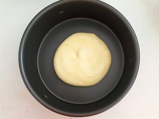 23、茶香戚风蛋糕,在烤盘里加入一勺蛋糊