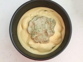 25、茶香戚风蛋糕,依次交替加入蛋糊和抹茶糊