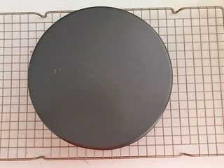 29、茶香戚风蛋糕,把蛋糕倒扣在晾架上,完全凉透后脱模