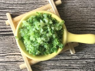 2、宝宝辅食之西兰花虾仁蒸蛋,焯水后的西兰花切碎