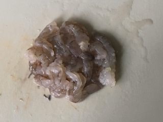 3、宝宝辅食之西兰花虾仁蒸蛋,鲜虾去壳，挑去肠线
