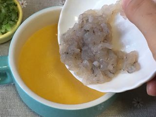 9、宝宝辅食之西兰花虾仁蒸蛋,倒入虾仁 