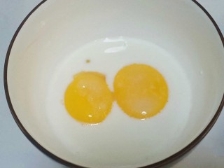 1、艾素糖造型水果蛋糕,首先做蛋糕部分。蛋黄蛋清分离，蛋黄加入牛奶和细砂糖用蛋抽搅匀