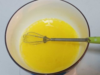 2、艾素糖造型水果蛋糕,加入植物油，继续搅，乳化的过程一定不能省略。直到所有材料充分融合