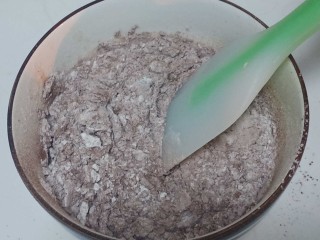 4、艾素糖造型水果蛋糕,用刮刀翻拌均匀，或者Z字形切拌均匀，不要画圈搅