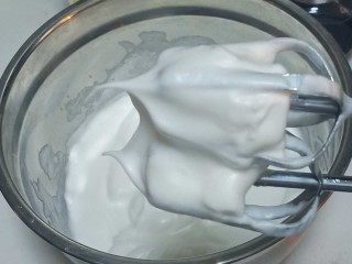 6、艾素糖造型水果蛋糕,蛋清分3次加入细砂糖打发，打到干性发泡，提起打蛋器有小尖角。或者倒扣打蛋盆，蛋白不会流出。打发不到位，蛋糕不坚挺，起不到很好的支撑作用