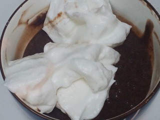 7、艾素糖造型水果蛋糕,取三分之一的蛋白到蛋黄糊中，翻拌匀