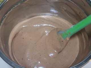 8、艾素糖造型水果蛋糕,再把它倒回剩下的2/3蛋白糊中，继续翻拌匀