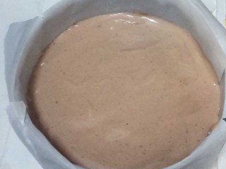 9、艾素糖造型水果蛋糕,把混合好的面糊倒入铺了油纸的6寸模具中，震出大气泡