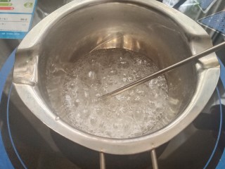 11、艾素糖造型水果蛋糕,巧克力锅中倒入艾素糖和清水，不要搅拌，小火慢慢加热到170-175度左右关火。加入一滴蓝色色素，用牙签搅一搅