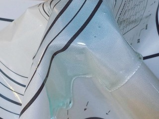 13、艾素糖造型水果蛋糕,剩下的糖浆全部倒在硅胶垫上，再慢慢转移到保温杯上定型。不要把垫子放在杯子上直接浇糖浆，后果很严重。