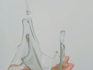 14、艾素糖造型水果蛋糕,室温慢慢冷却，凉了以后轻轻的脱模，很不小心会碰断，这个步骤我做了四五次，所以脱模小心，转移到碰不到的安全地方放置。这个类似于水滴高处溅落的造型。