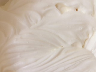 15、艾素糖造型水果蛋糕,淡奶油+糖，打发到八分左右，用于抹面。