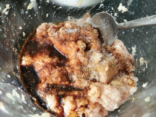 3、千层肉饼,肉馅中加入调料