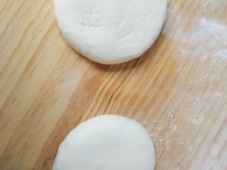 7、千层肉饼,面团分成两小块