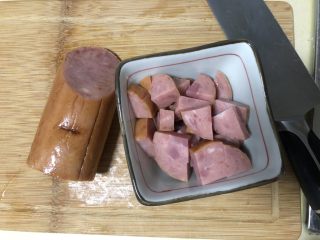 2、西葫芦炒火腿,火腿切丁