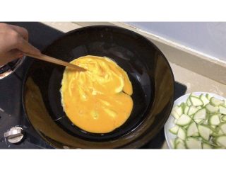 6、西葫芦炒火腿,油热先把鸡蛋炒熟