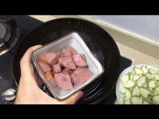 9、西葫芦炒火腿,加火腿丁翻炒