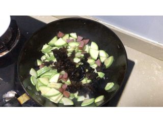 11、西葫芦炒火腿,加木耳继续翻炒