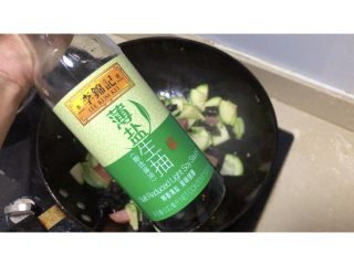 12、西葫芦炒火腿,老抽约5g