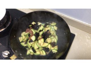 14、西葫芦炒火腿,炒到西葫芦变软
