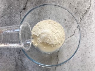 2、红豆酥,加入清水