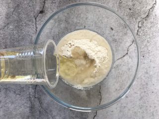 3、红豆酥,再加入食用油