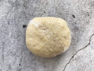 4、红豆酥,和成面团,放保鲜袋里醒15分钟在揉一次,次步骤重复两次,然后放一旁备用
