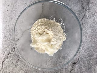 5、红豆酥,油皮部分:低筋面粉加入猪油