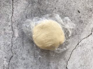6、红豆酥,和成面团,放入保鲜袋里