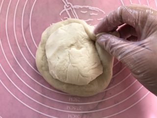 7、红豆酥,用水油皮包住油酥皮