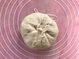 8、红豆酥,像包包子一样包起来