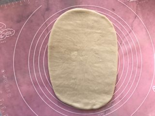 9、红豆酥,擀成长片