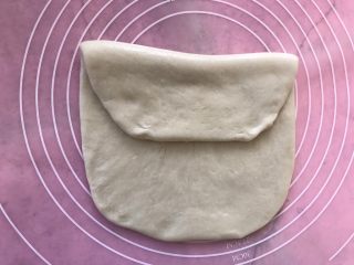 10、红豆酥,从上面往中间位置折一下