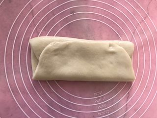 11、红豆酥,然后在向中间对折