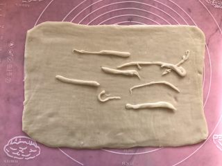 12、红豆酥,擀成片,切去四边,边角料可以放面片上