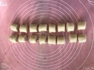 14、红豆酥,切成16个大小均匀的小段儿,大概16g左右一个