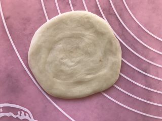 15、红豆酥,擀成圆片