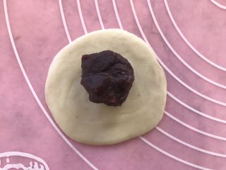 16、红豆酥,上面放上22g豆沙,包起来