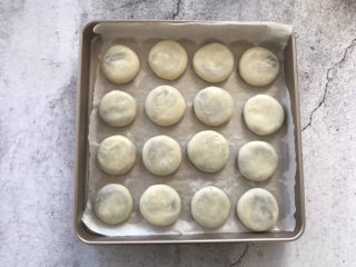 18、红豆酥,全部包好后放入烤箱,提前预热,上火230度,下火170度,15分钟左右即可