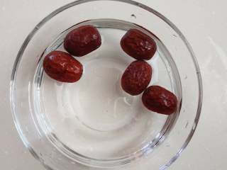 3、早餐+小米红薯养胃粥,红枣浸泡10分钟左右，清洗干净。