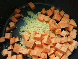 6、早餐+小米红薯养胃粥,加入红薯。