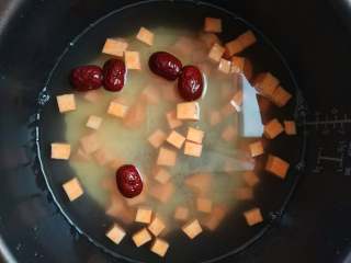 8、早餐+小米红薯养胃粥,加入合适的清水。