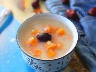 12、早餐+小米红薯养胃粥,小黄米味甘咸，有滋阴养血、健胃除湿、益肾补虚及安神的功效，常作为妇女产后进补食物。作为早餐，再合适不过了。