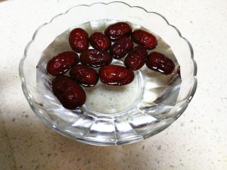3、 银耳南瓜汤,把红枣清洗干净,用水泡一下。