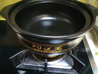 6、 银耳南瓜汤,把砂锅放在天然气上,砂锅需干净,无油渍。