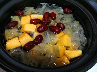 9、 银耳南瓜汤,往砂锅里加入清水,这里水请多加入一些,煲银耳途中请不要加水影响口感。