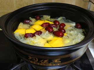 10、 银耳南瓜汤,盖上砂锅盖子,大火把银耳汤烧开20分钟。